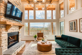 Highly Desired-Modern Luxury Cabin with bar, games, hot tub, AND Tesla charger!